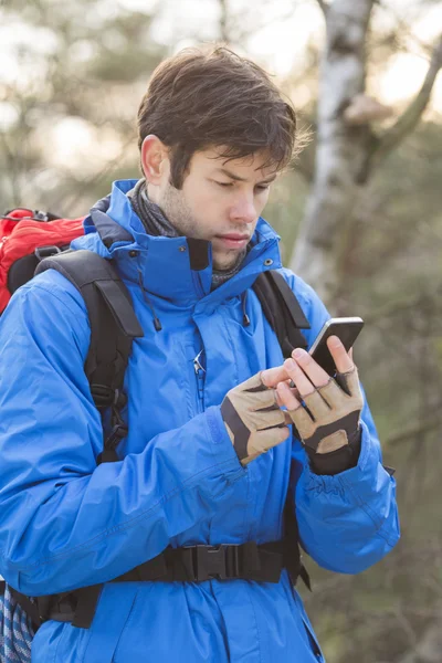 Escursionista con smartphone — Foto Stock