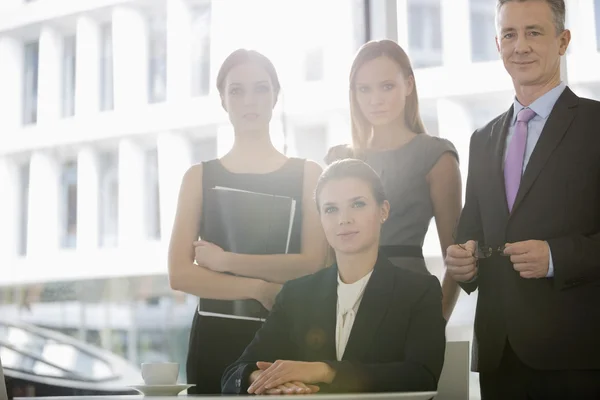 Affärsmän i office cafeteria — Stockfoto