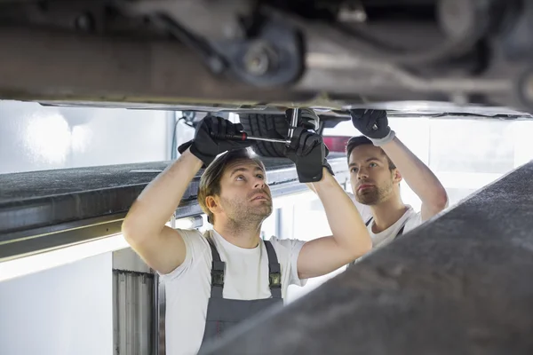 Underhållstekniker reparera bilen — Stockfoto