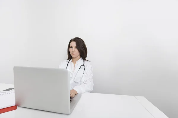 Médecin utilisant un ordinateur portable — Photo