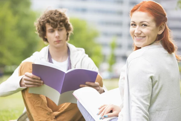 Woman with male friend studying — Stock Photo, Image