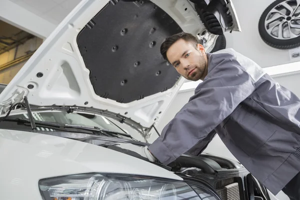 Reparaturarbeiter repariert Auto-Motor — Stockfoto