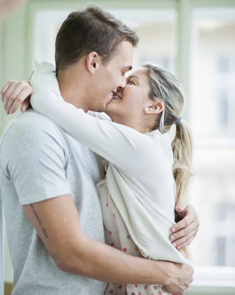 Casal beijando em casa — Fotografia de Stock