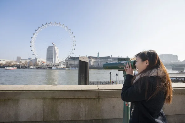 Woman looking at London Eye — Stock Photo, Image