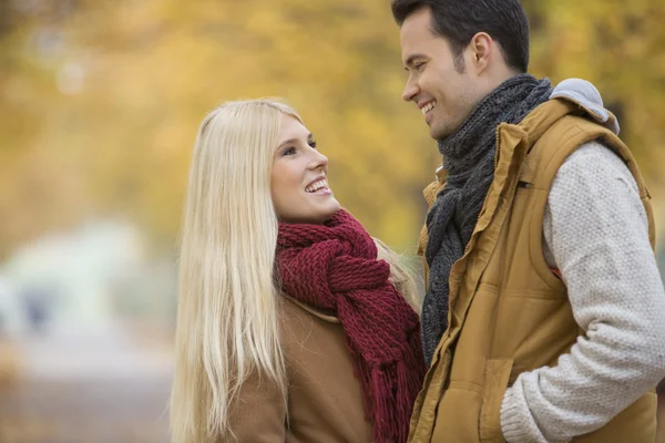 Pareja mirándose entre sí — Foto de Stock