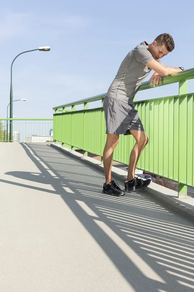 Man leaning on railing — Stock Photo, Image