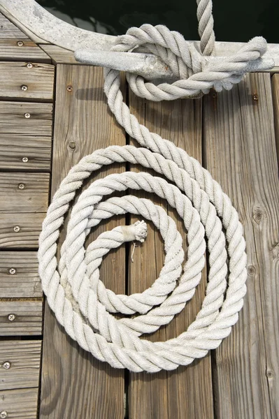 Rope of boat tied to a jetty cleat — Stock Photo, Image