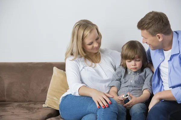 Eltern sitzen mit verärgertem Sohn zusammen — Stockfoto