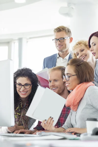 Geschäftsleute nutzen Computer — Stockfoto