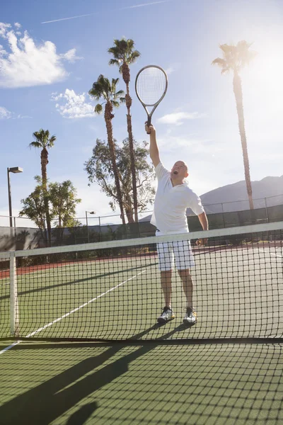 Jugador de tenis masculino jugando en la cancha — Foto de Stock