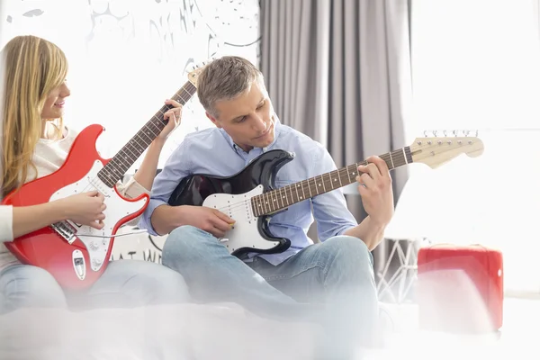 Pai e filha tocando guitarras elétricas — Fotografia de Stock