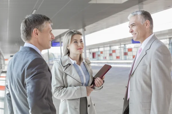 Empresarios comunicándose — Foto de Stock