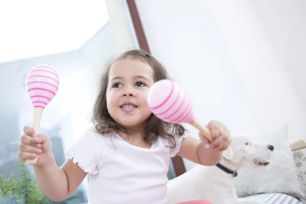 Flicka som leker med maracas — Stockfoto