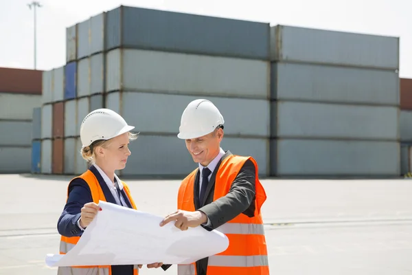 Ingenjörer titta på plan — Stockfoto