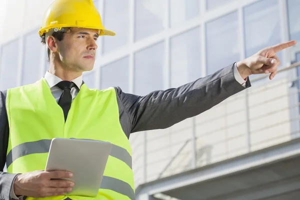 Ingenieur met digitale tablet wijzen weg — Stockfoto