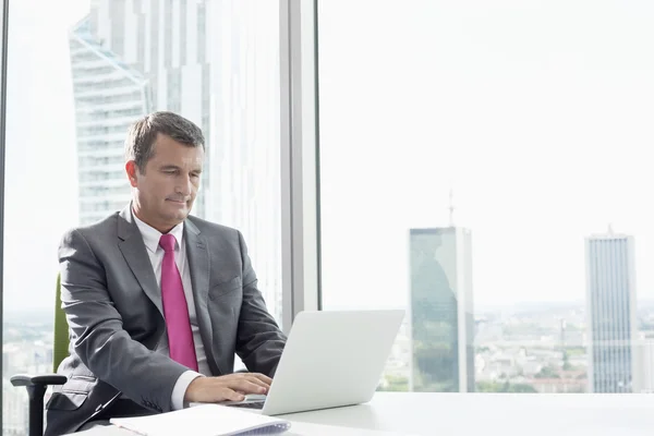 Zakenman met laptop — Stockfoto