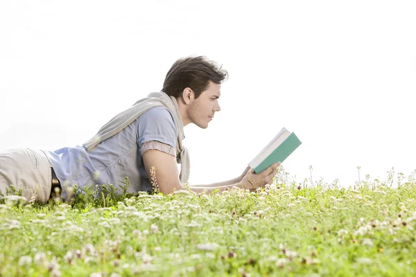 Libro di lettura uomo — Foto Stock