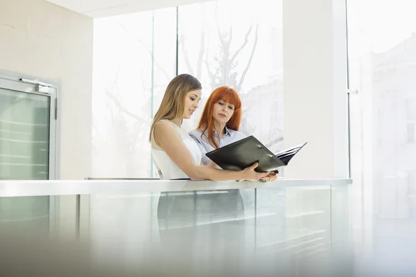 Businesswomen discutir sobre la carpeta de archivos —  Fotos de Stock