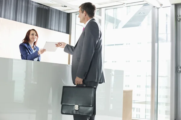 Businessman receiving document — Stock Photo, Image