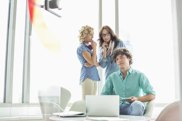 Affärsman sittande vid bordet — Stockfoto