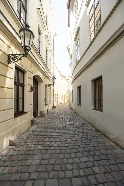 Cobbled alleyway of old city — Stock Photo, Image