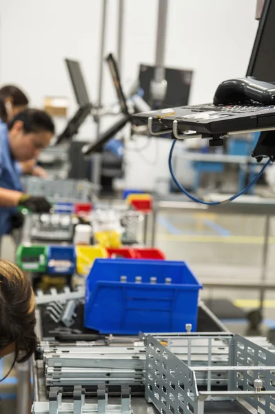 Vrouwelijke ingenieurs die werkzaam zijn — Stockfoto