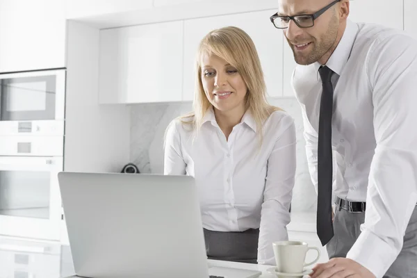 Geschäftspaar arbeitet am Laptop — Stockfoto