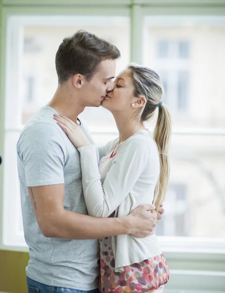 Casal beijando em casa — Fotografia de Stock