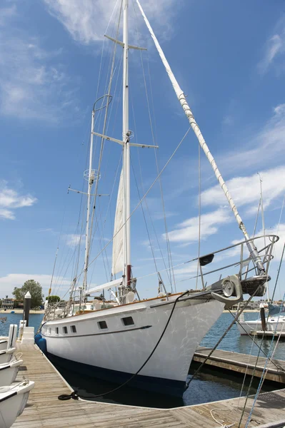 Yacht moored at dock — Stock Photo, Image