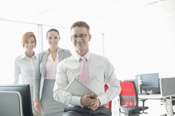 Empresario sosteniendo la tableta pc — Foto de Stock