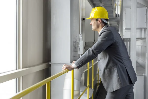 Architect leunend op de balustrade — Stockfoto