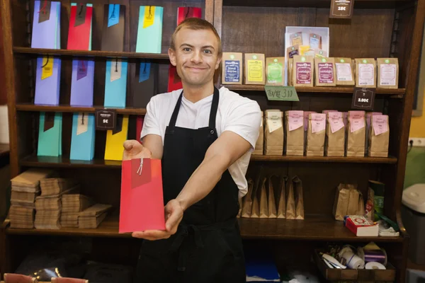 Vendedor mostrando el producto — Foto de Stock