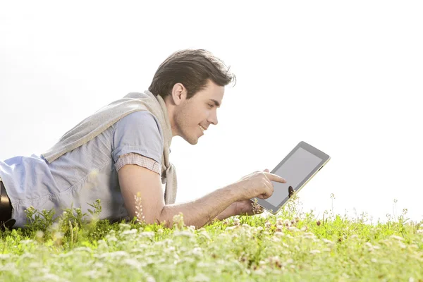 Homme utilisant une tablette numérique — Photo