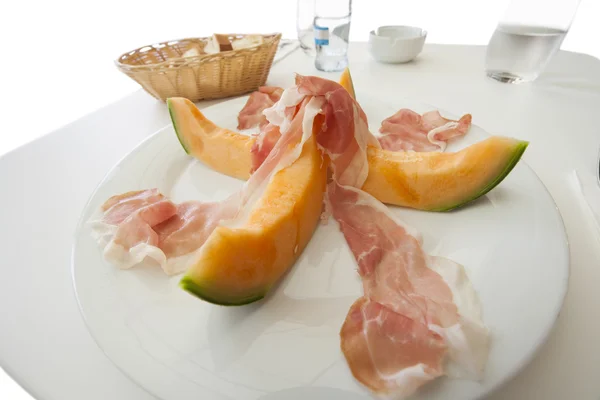 Melonenscheiben mit Fleisch — Stockfoto