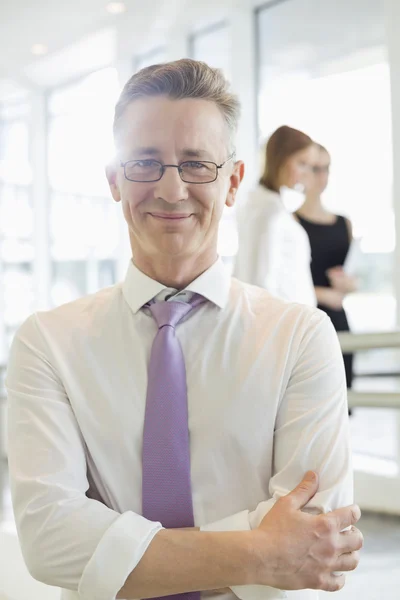 Zelfverzekerde zakenman met gekruiste armen — Stockfoto