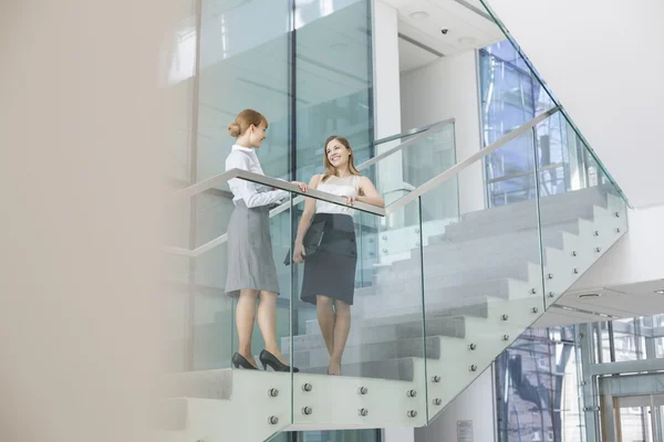 Businesswomen having conversation — Stock Photo, Image