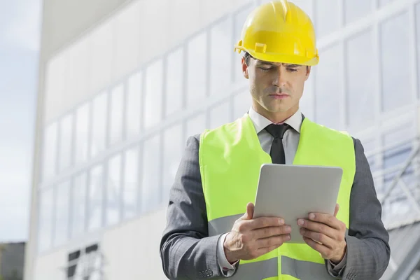 Engineerusing digital tablet — Stock Photo, Image