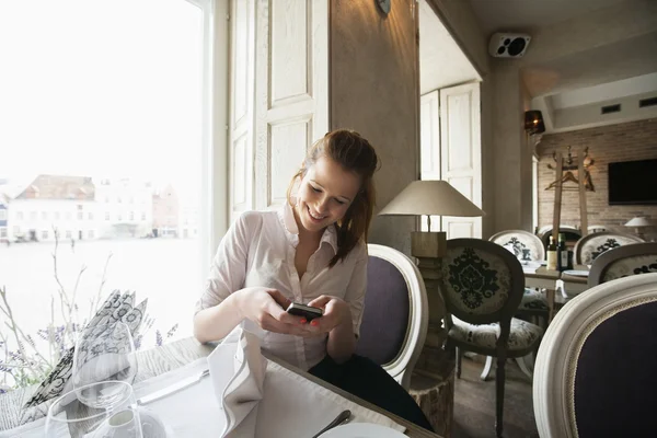 Businesswoman texting messaging on cell phone — Stock Photo, Image