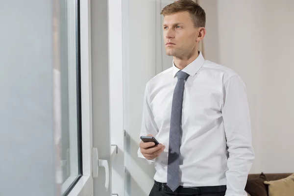 Zakenman bedrijf slimme telefoon — Stockfoto