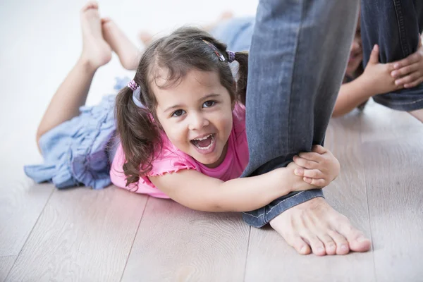 Padre trascinando le ragazze — Foto Stock