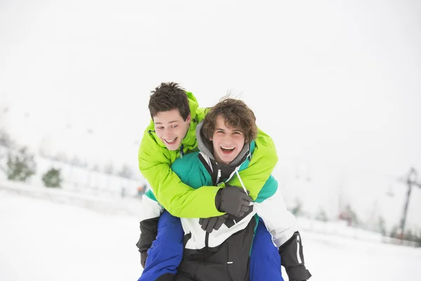 Freunde genießen Huckepackfahrt — Stockfoto