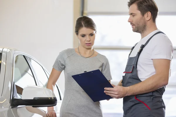 Repairman holding clipboard — Stock Photo, Image