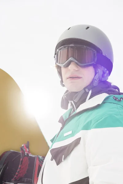 Homem segurando snowboard — Fotografia de Stock