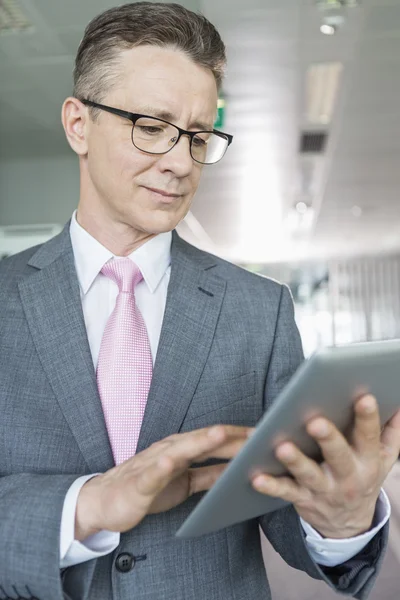 Zakenman die tablet pc gebruikt — Stockfoto