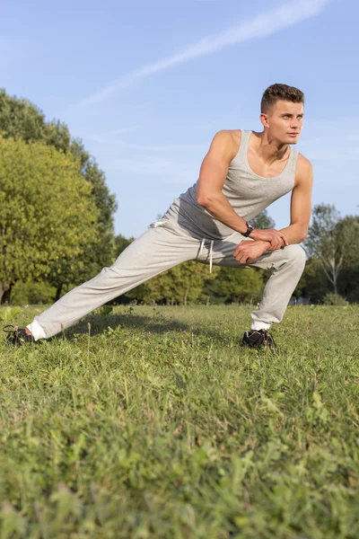 Hombre haciendo ejercicio en el parque — Foto de Stock