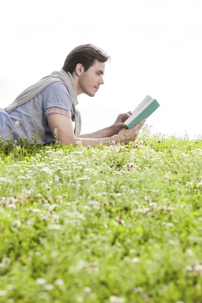 Homem leitura livro — Fotografia de Stock