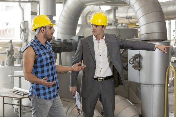 Gerente mostrando algo al trabajador — Foto de Stock