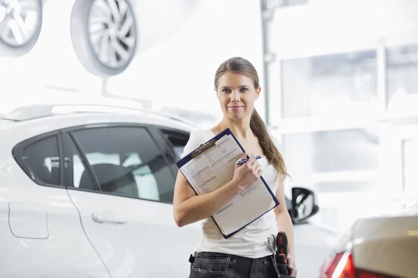 Mechanic met Klembord lachende — Stockfoto