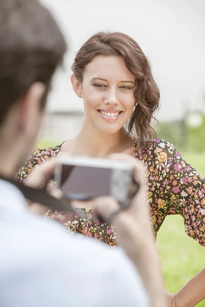 Vrouw die gefotografeerd door man — Stockfoto