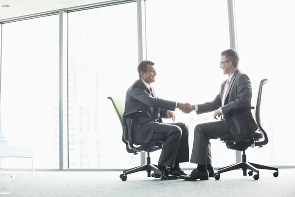 Mature businessmen shaking hands — Stock Photo, Image